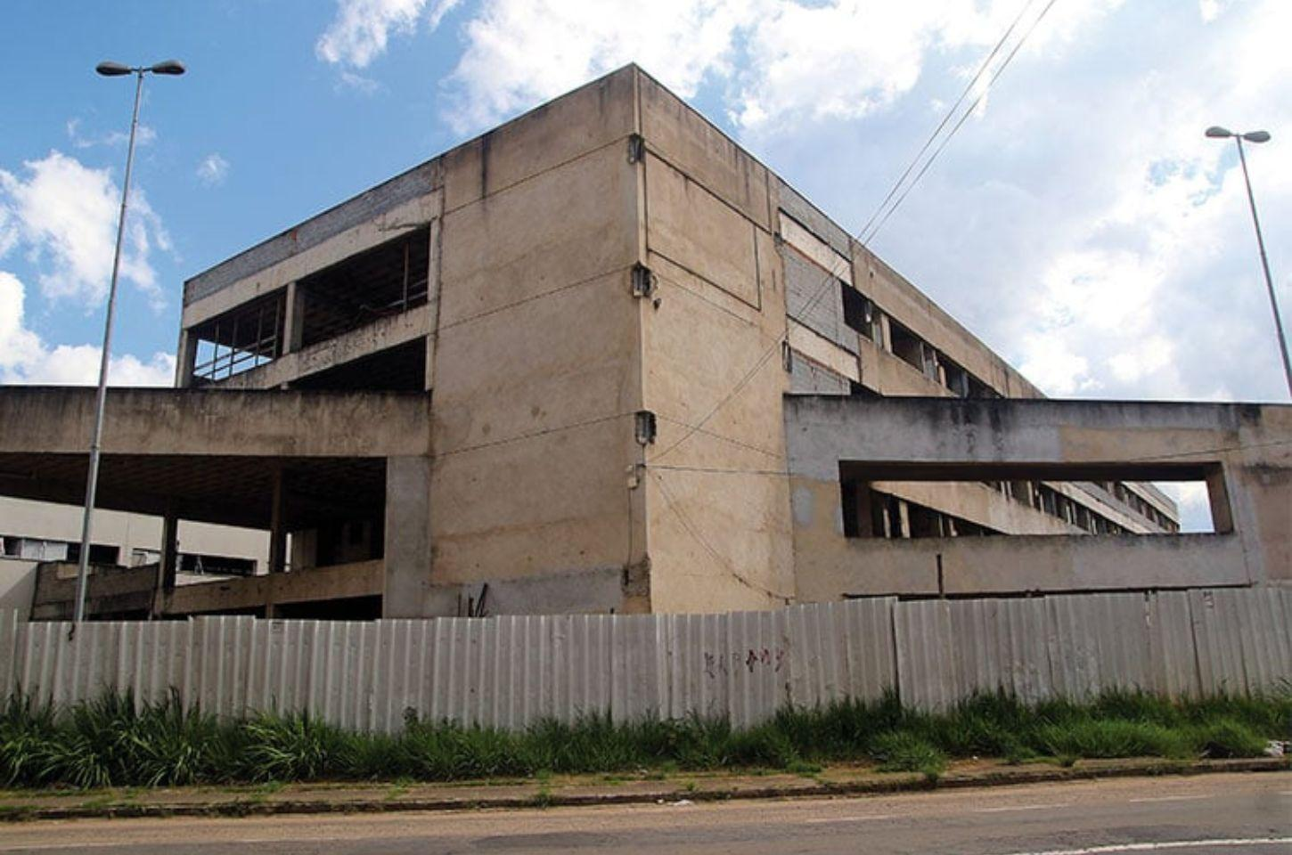 Empresário é preso ao tentar furtar telhas do Hospital Regional de Juiz de Fora