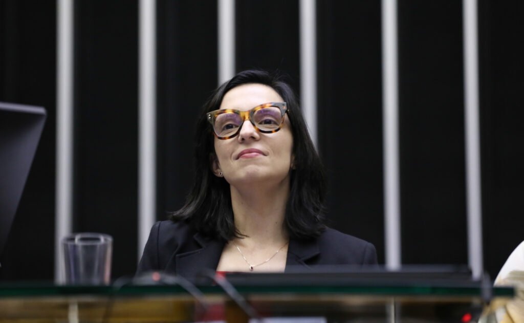 Ana Pimentel apresenta projeto de lei para combater a misoginia digital no Brasil 5 Ana Pimentel anuncia equipamentos para o setor de homodiálise do HU-UFJF