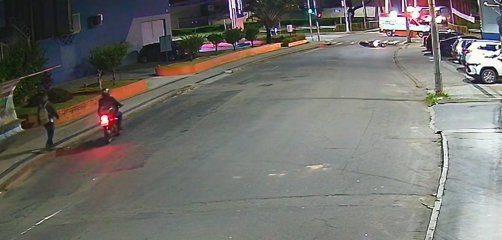 Vídeo mostra momento exato de acidente na Avenida Brasil envolvendo ambulância e motoqueiro