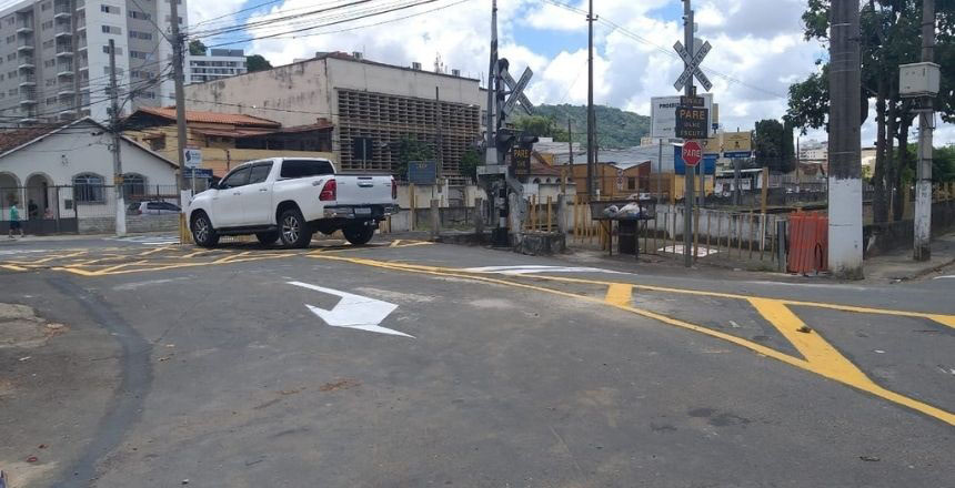 Passagem de nível no Poço Rico é fechada pela PJF