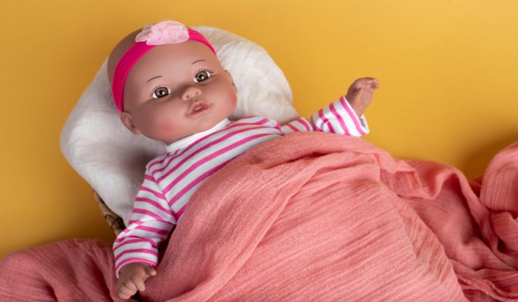 Projeto de lei quer proibir atendimento público a bebê reborn em Juiz de Fora
