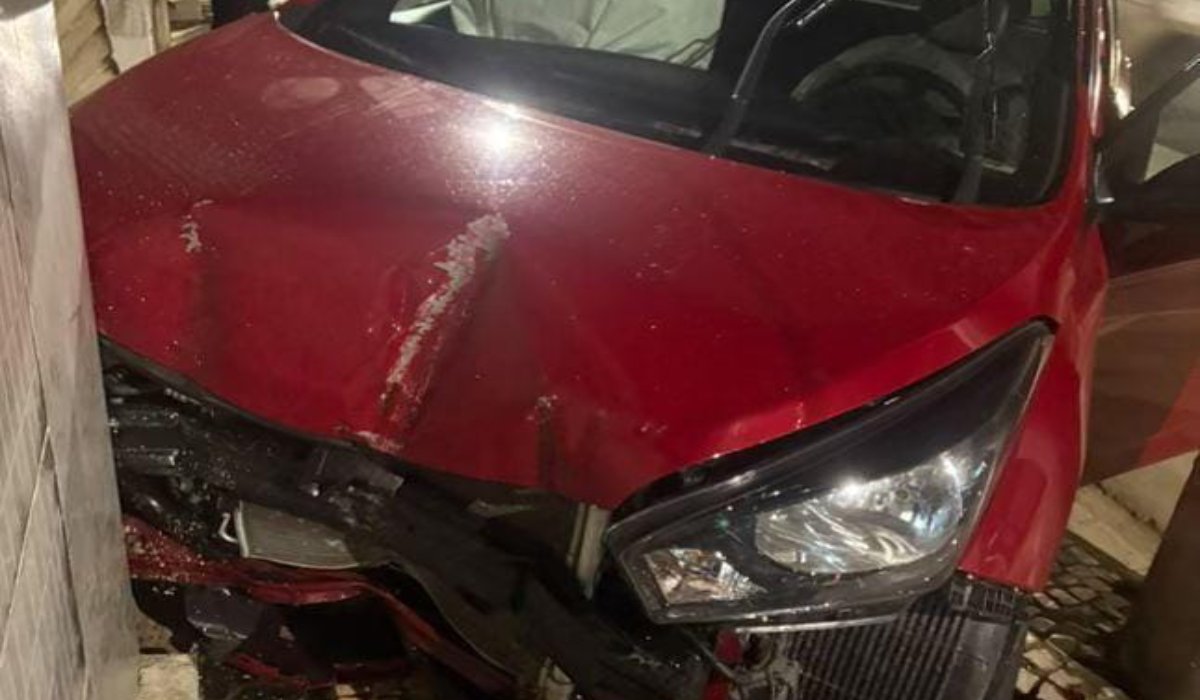Carro bate na rua batista de oliveira, no Granbery