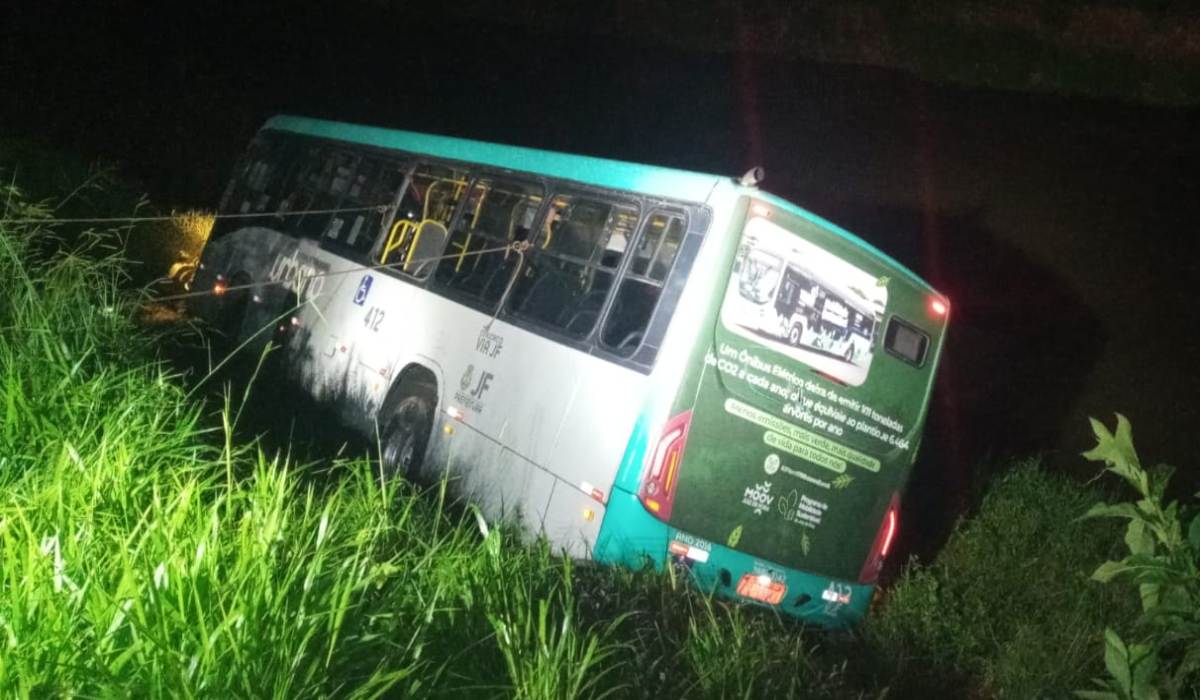 Queda de ônibus no Rio Paraibuna