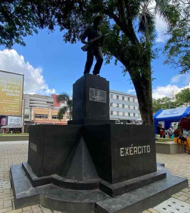 Praça Clodesmidt Riani é reinaugurada em Juiz de Fora: como ficou e quanto custou a obra 1 Riachuelo praça