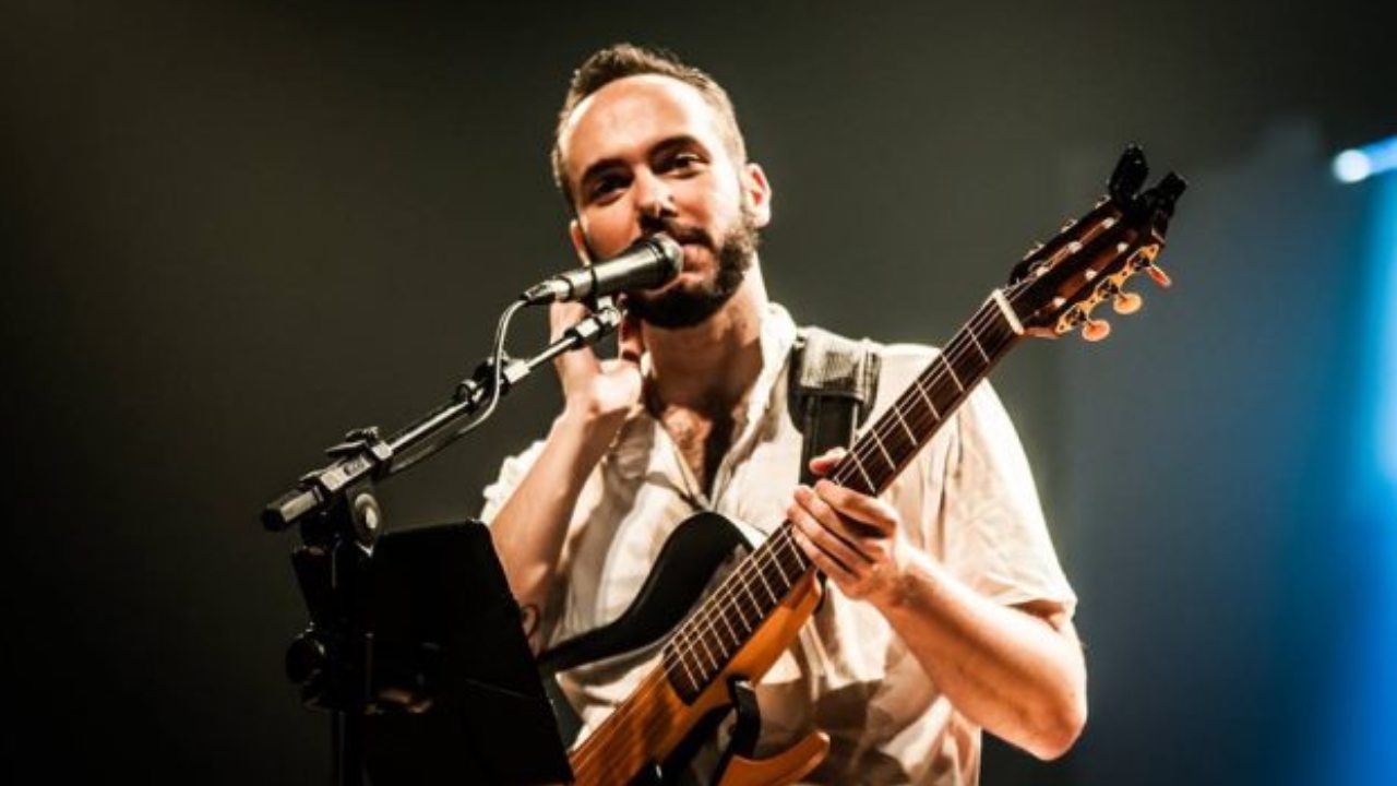 Thiago Miranda musico sarau mercado AICE chá com Poesia
