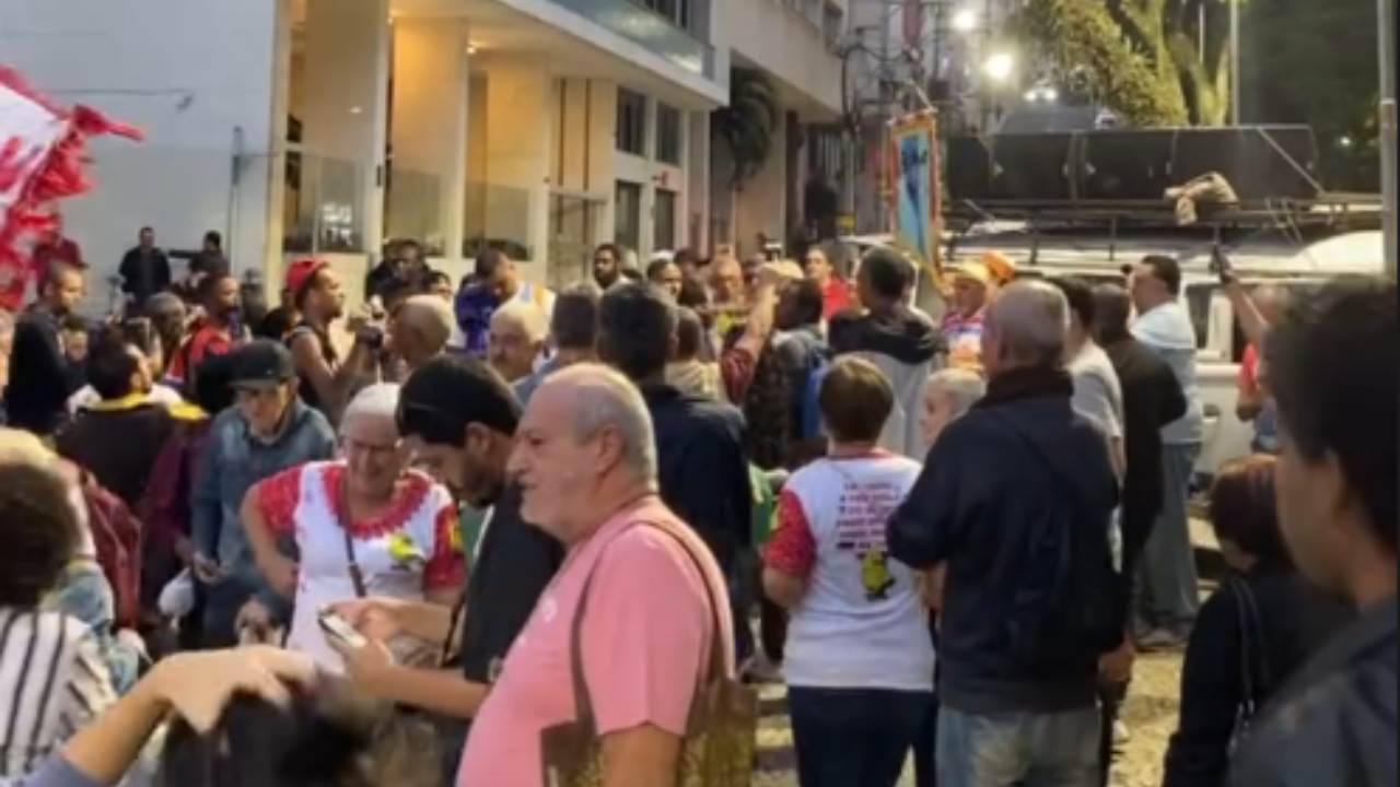 manifestacao a favor blocos rua juiz de fora carnaval