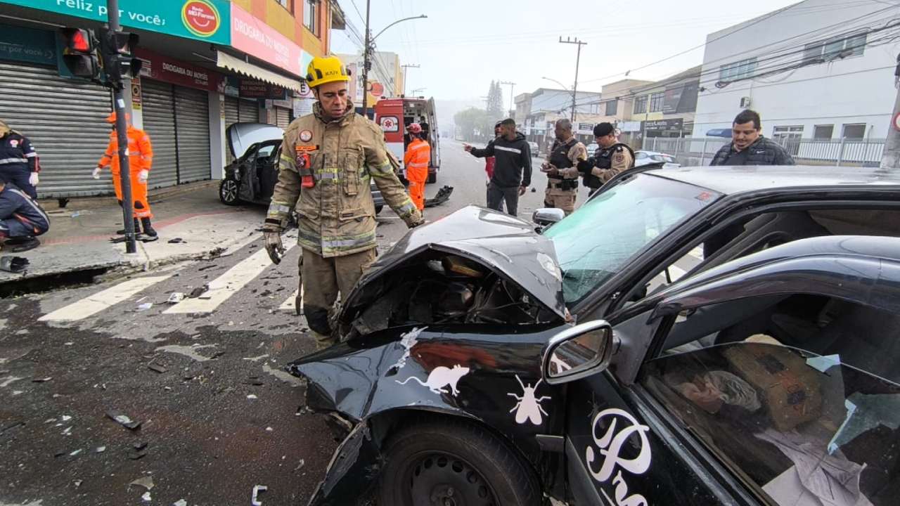 Acidente carro Juiz de Fora Avenida Rui Barbosa