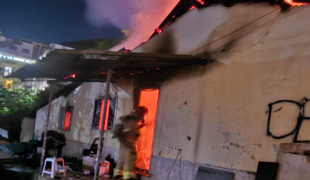 Casa abandonada pegou jogo no bairro São Mateus, em Juiz de Fora