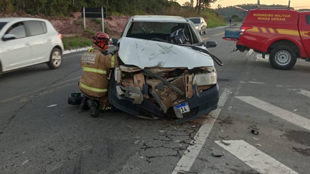 Acidente entre Fiat Uno e moto deixa dois feridos na BR-267 em Juiz de Fora 6 Fiat Uno e Moto acidente Juiz de Fora