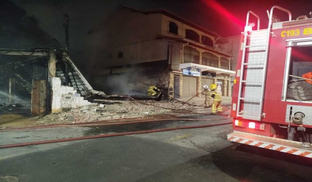 Galpão que pegou fogo na Zona Norte não tinha AVCB, informa Bombeiros 9 galpão que pegou fogo no bairro santa cruz em juiz de fora