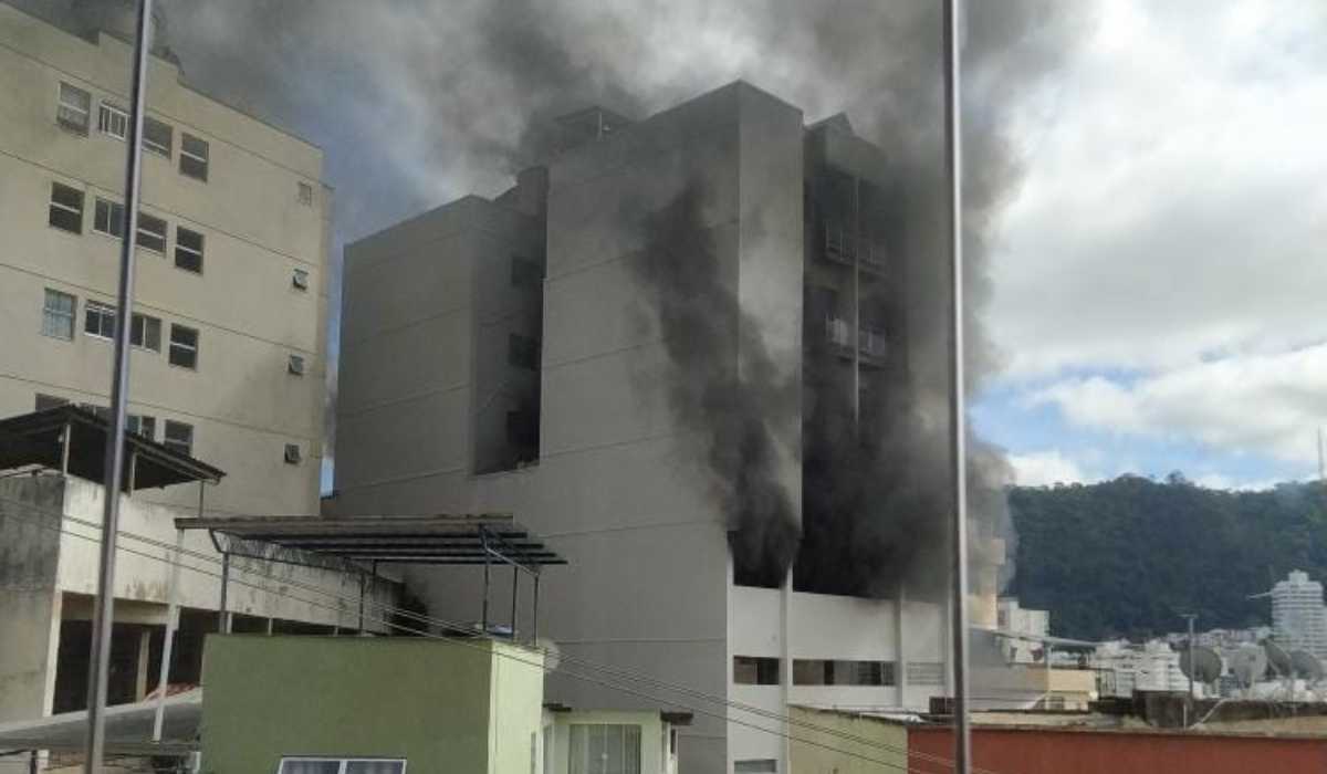 Incêndio em prédio no bairro Alto dos Passos foi causado por carro estacionado na garagem