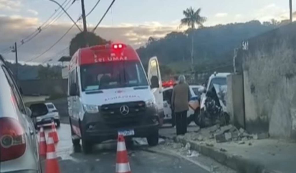 Acidente na Avenida Juiz de Fora neste sábado (12/07)