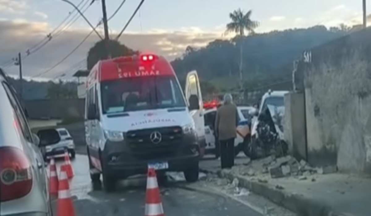 Acidente na Avenida Juiz de Fora neste sábado (12/07)