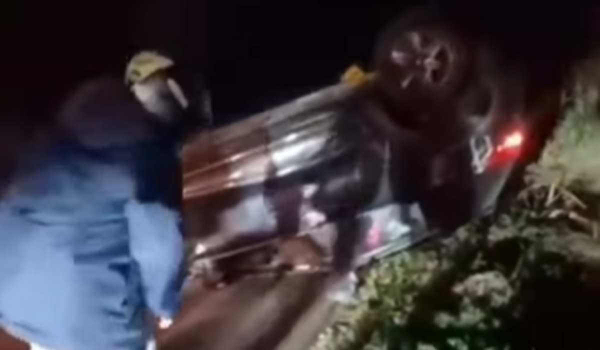 Motorista capota carro na Rodovia União e Indústria