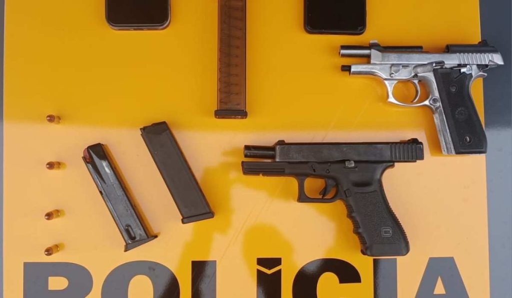 Homem que viajava com armas e iria vendê-las em Ubá é preso em Juiz de Fora pela Polícia Militar 2 Homem que viajava com armas é preso em Juiz de Fora