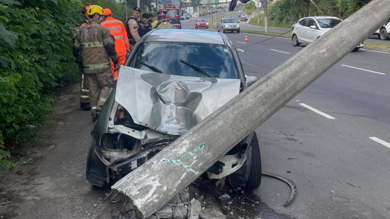Homem bate carro em poste deusdedith salgado