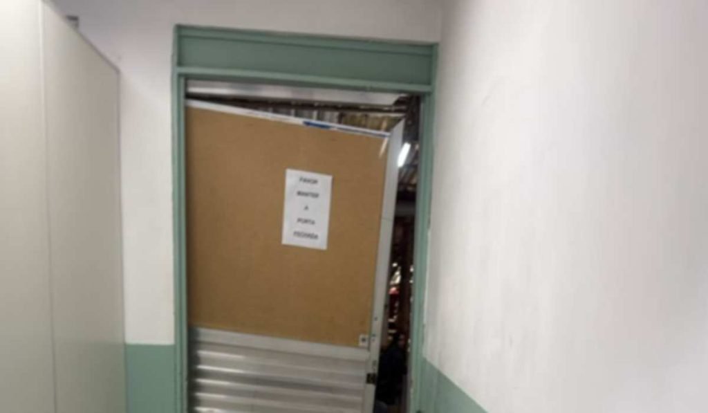 Paciente quebra porta do HPS e reacende debate sobre segurança nas unidades de saúde de Juiz de Fora 8 Porta quebrada no HPS