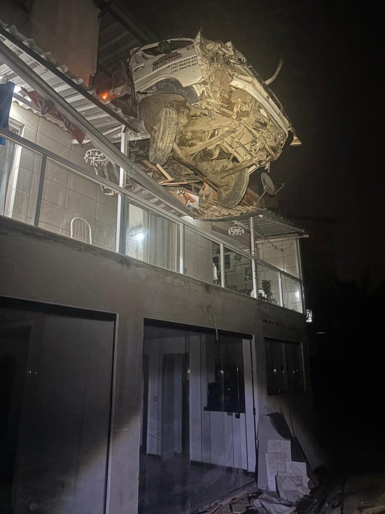 Guincho perde freio e atinge casa no Monte Castelo, em Juiz de Fora 1 Acidente com guincho no monte castelo