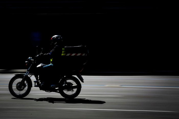 Motoboy foi rendido por dois homens armados e roubado após entrega de lanche