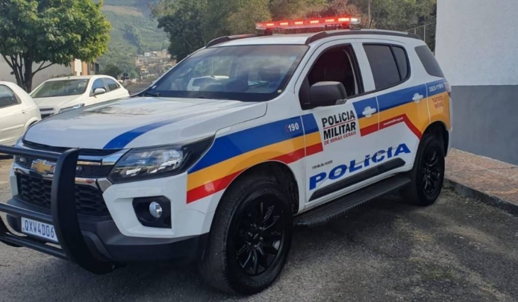 Traficantes cobraram R$1500 de vítima e depois o arrastaram até o alto do bairro para agredi-lo