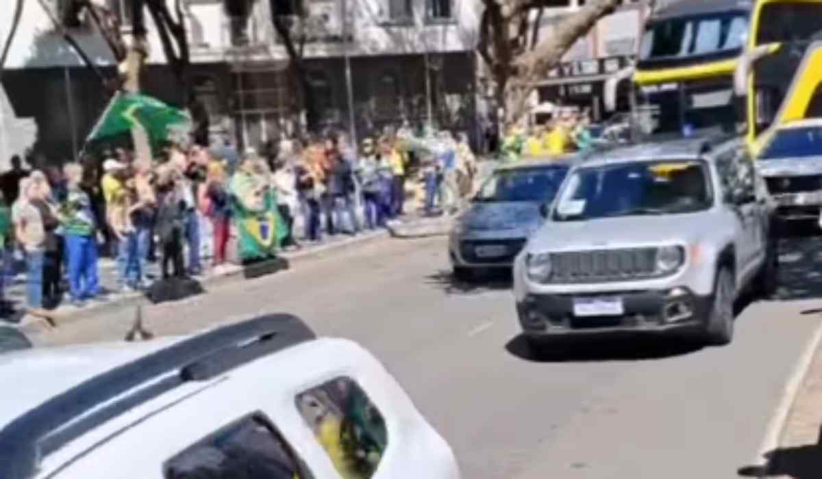 Centenas de bolsonaristas se reuniram em ato contra Alexandre de Moraes em Juiz de Fora