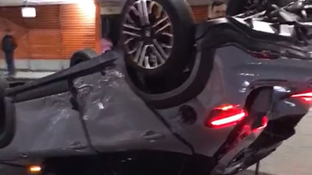 Carro Capota Avenida Getúlio Vargas Juiz de Fora