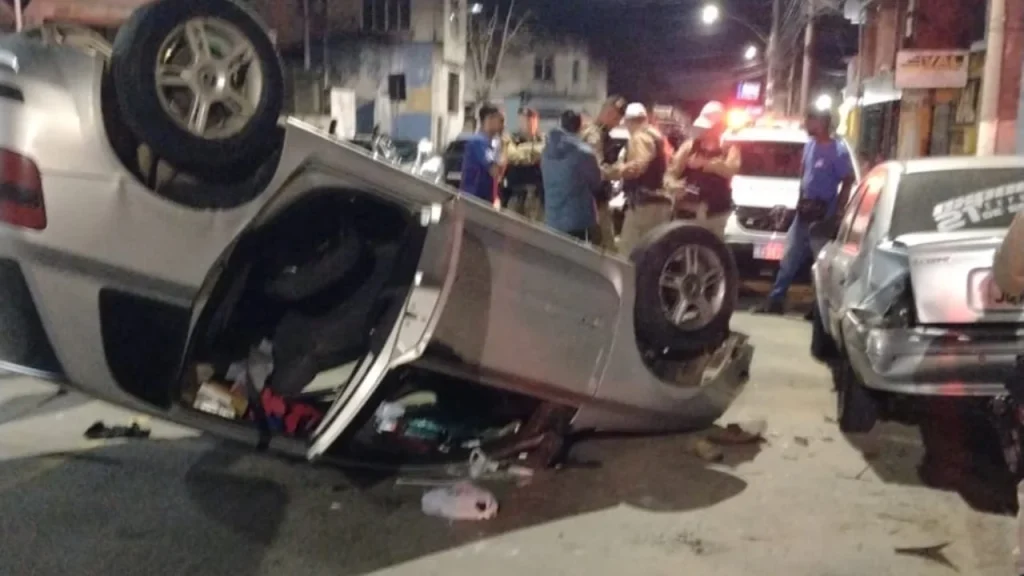 Carro capota após colisão no bairro Jóquei Clube em Juiz de Fora 10 Carro Capotado Joquei Clube Juiz de Fora