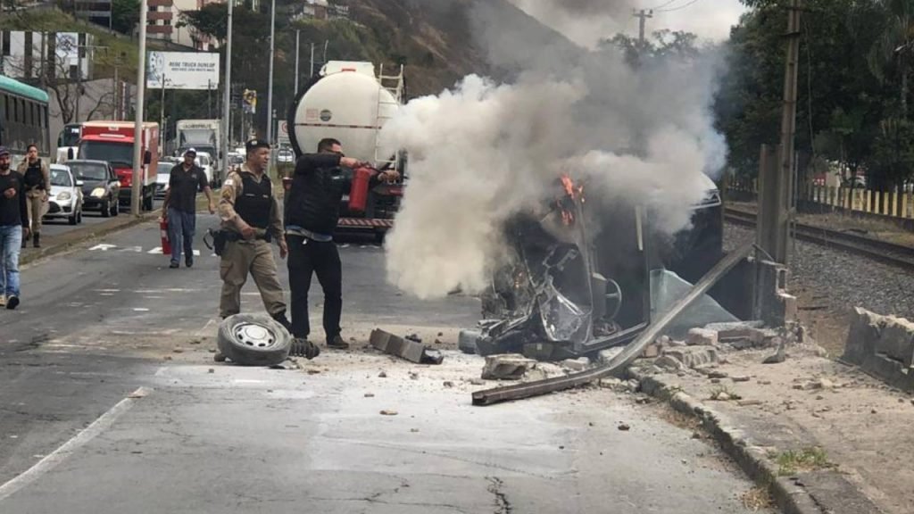 Carro bate e pega fogo avenida jk
