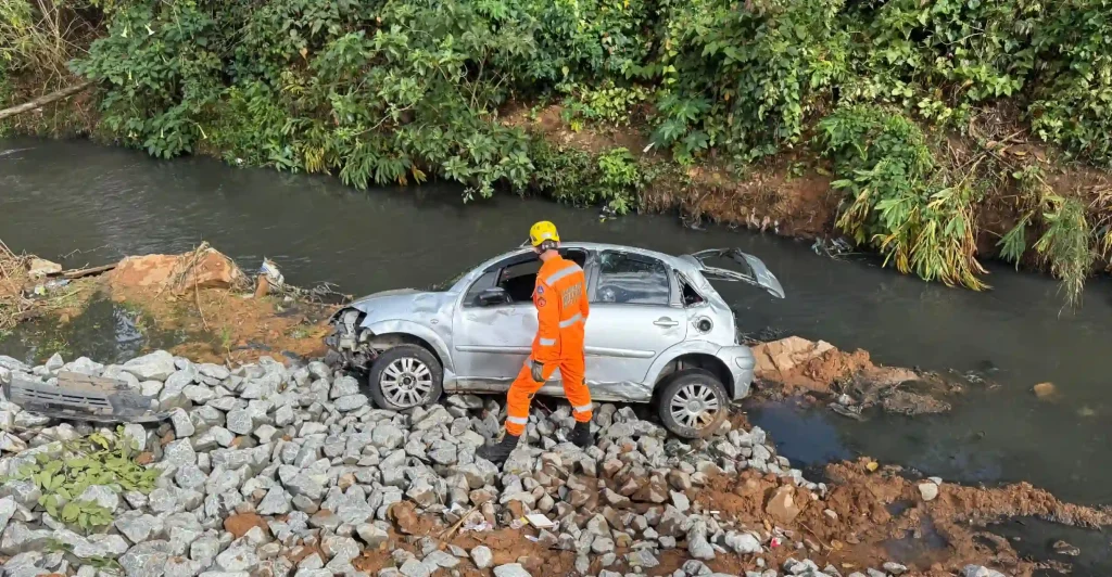 carro caiu no corrego do sao pedro em juiz de fora