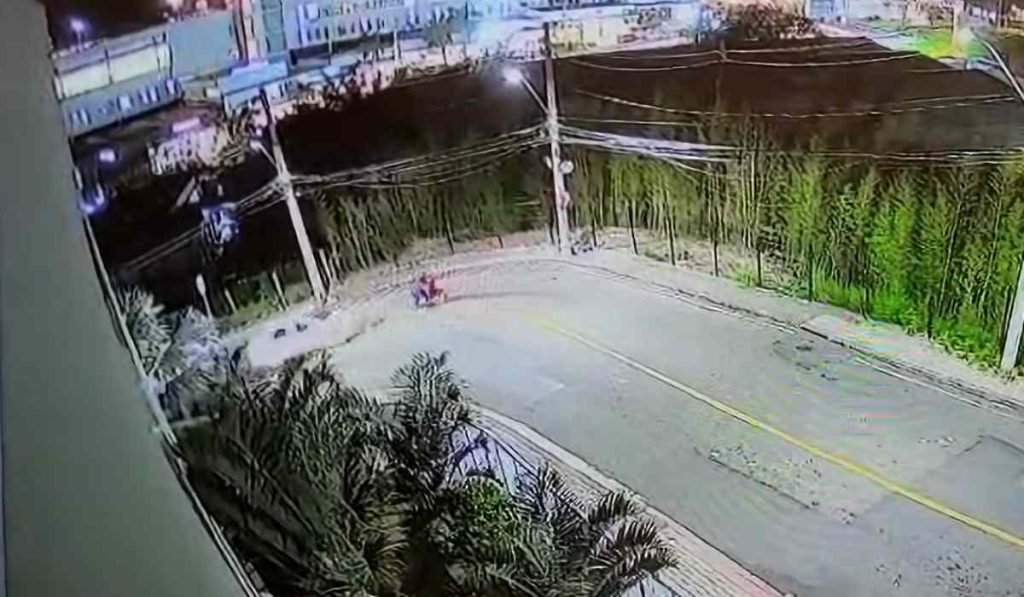Câmera flagrou motociclista e o filho sendo atropelados por motorista bêbado no São Mateus