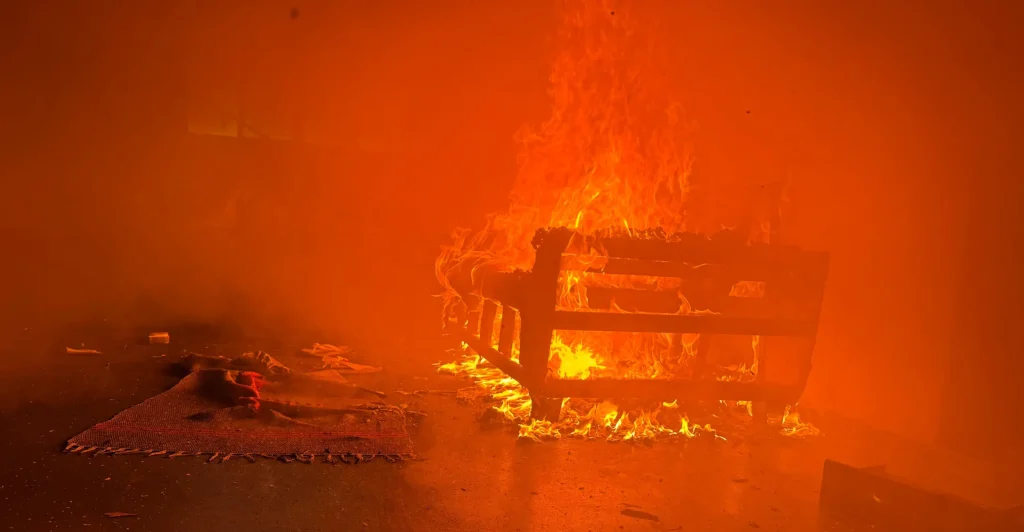 Bombeiros combatem incêndio em casa no bairro Santa Rita