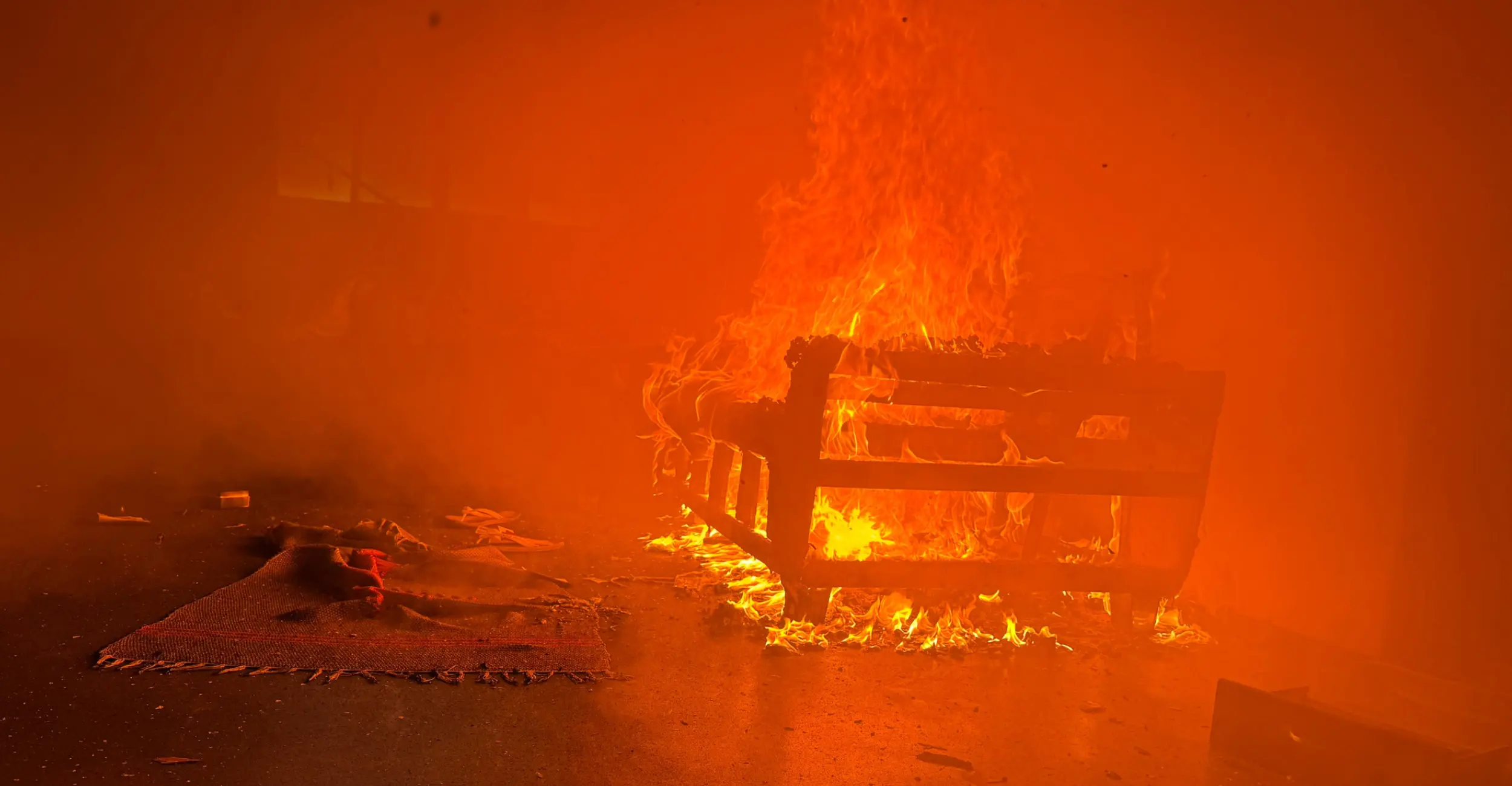 Bombeiros combatem incêndio em casa no bairro Santa Rita