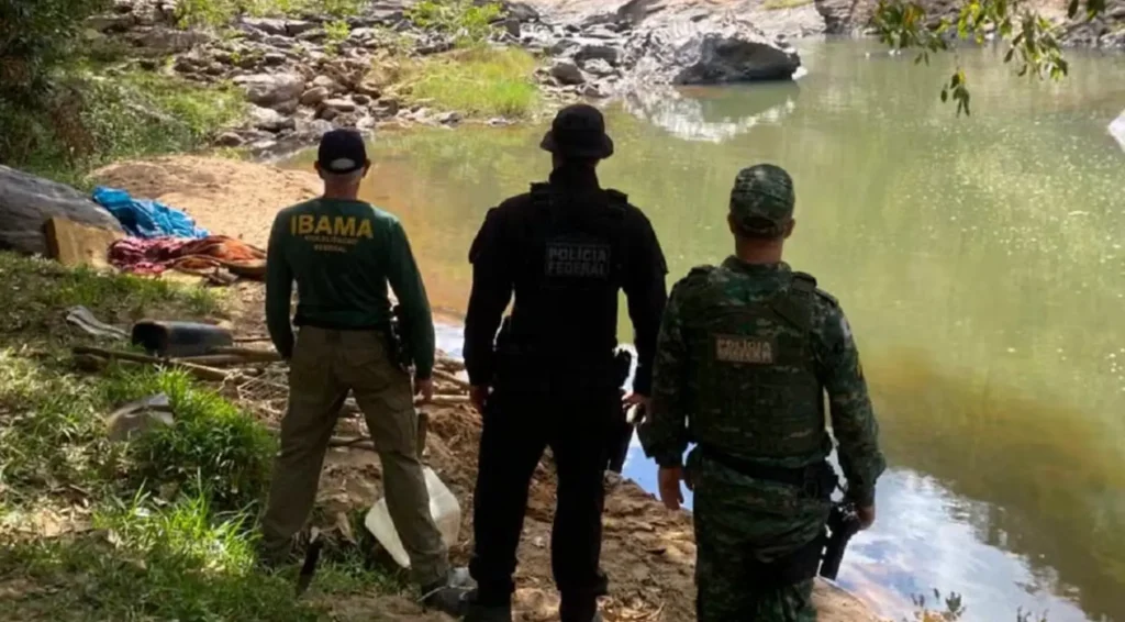 Polícia Federal destroi balsas