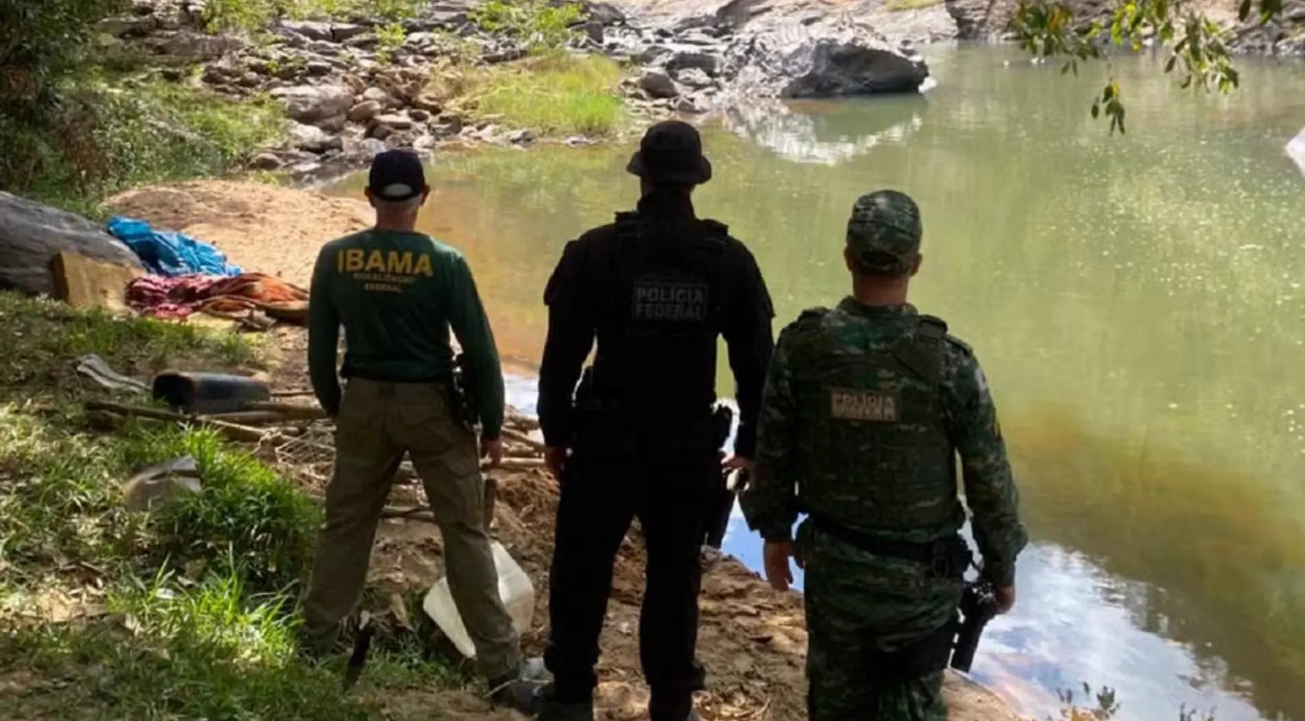 Polícia Federal destroi balsas