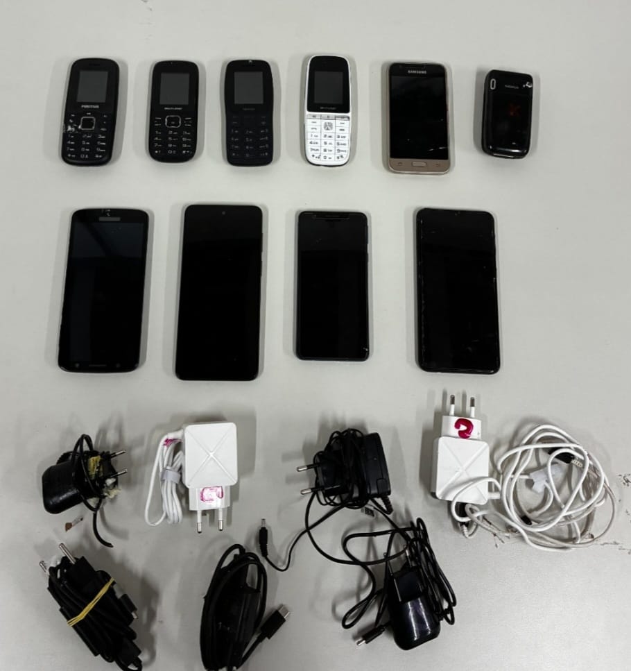 Bola de futebol recheada com celulares é apreendida no Ceresp em Juiz de Fora 1 Celular Ceresp Juiz de Fora
