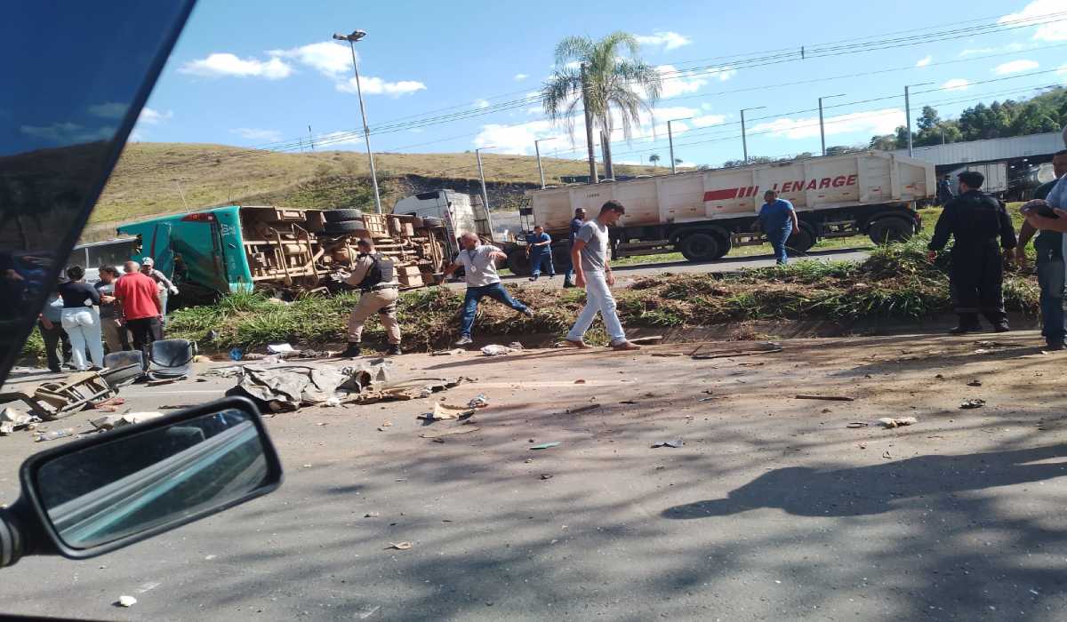 Acidente na BR-040 em Juiz de Fora deixa 4 mortos e 16 feridos