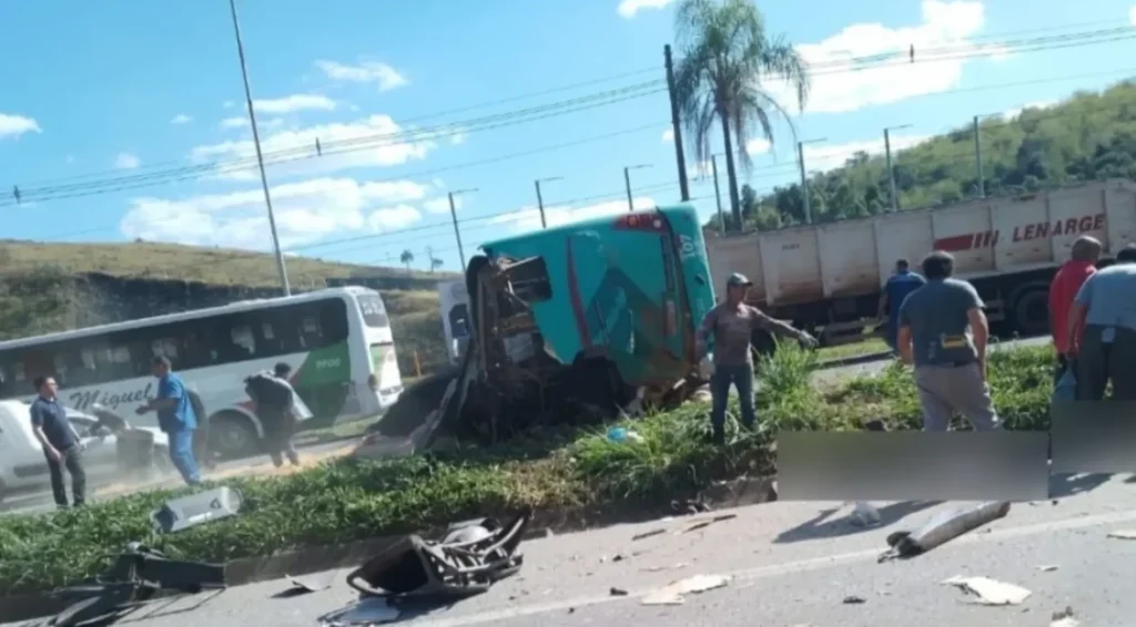 Acidente na BR-040 onibus motorista