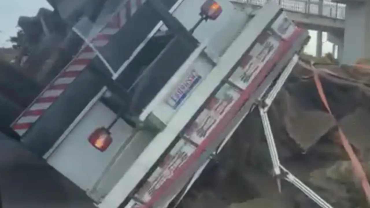 Carreta com Grama tomba na JK