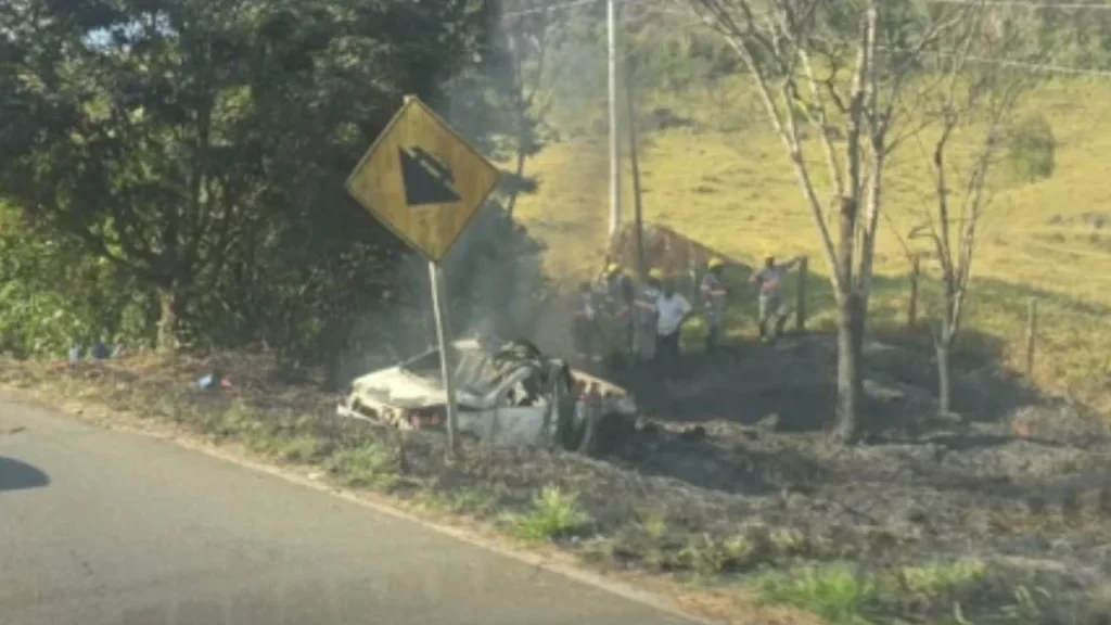 Acidente é seguido por incêndio na Fazenda São Mateus 3 Carro pegou fogo apos acidente fazenda sao mateus