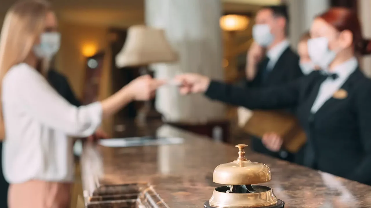 Gestores de Hotéis debateram na ALMG a nova proposta que muda check-in e check-out. Debate foi acalorado.