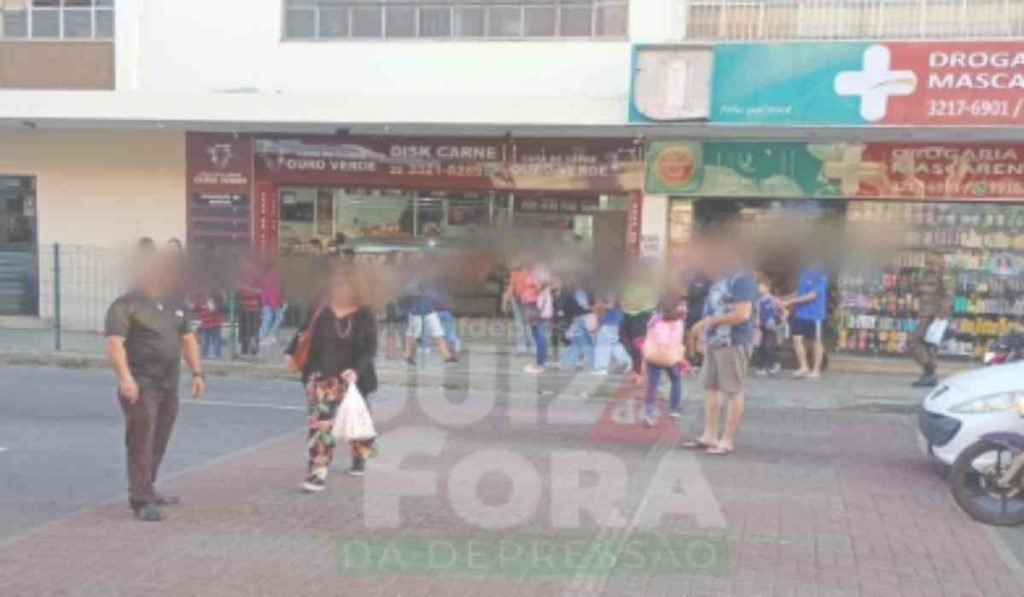 Pais reclamam na falta de agentes de trânsito na saída de estudantes na Escola Estadual Professor Quesnel