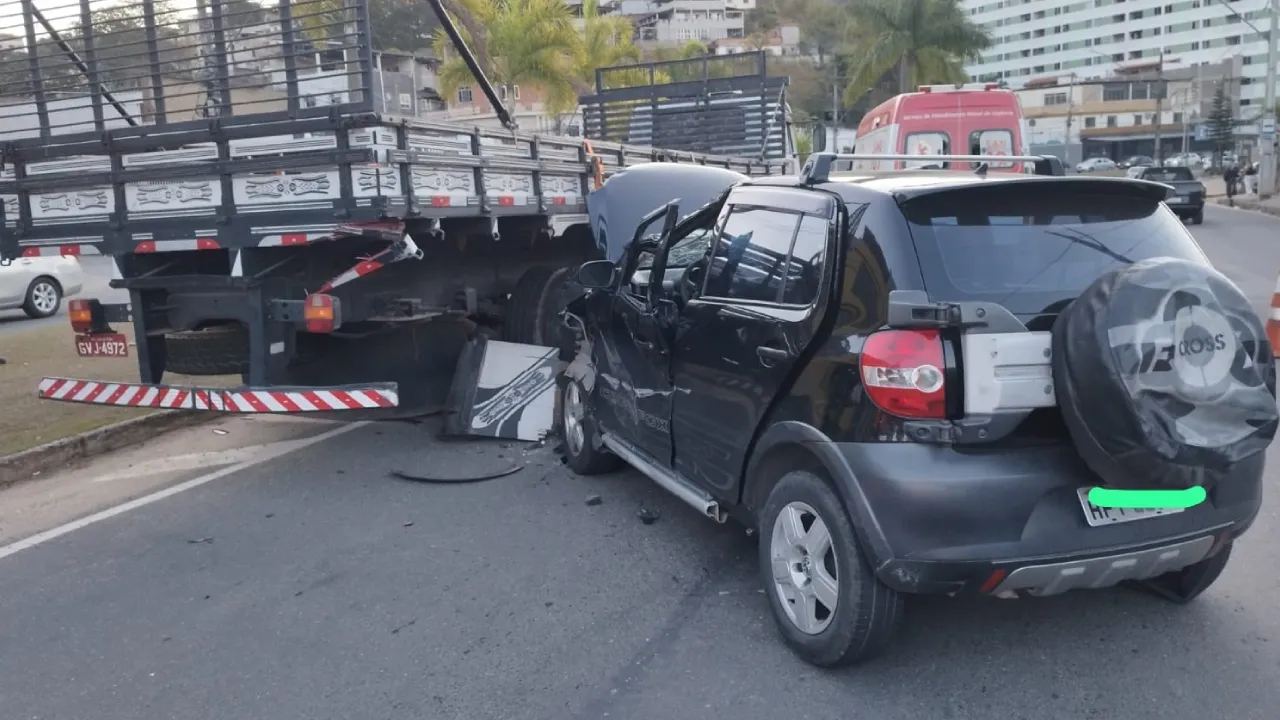 acidente carro e moto proximo a unipac
