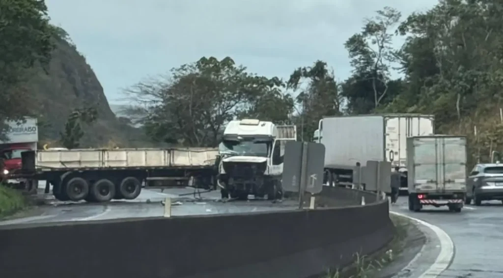 carreta acidente br-040