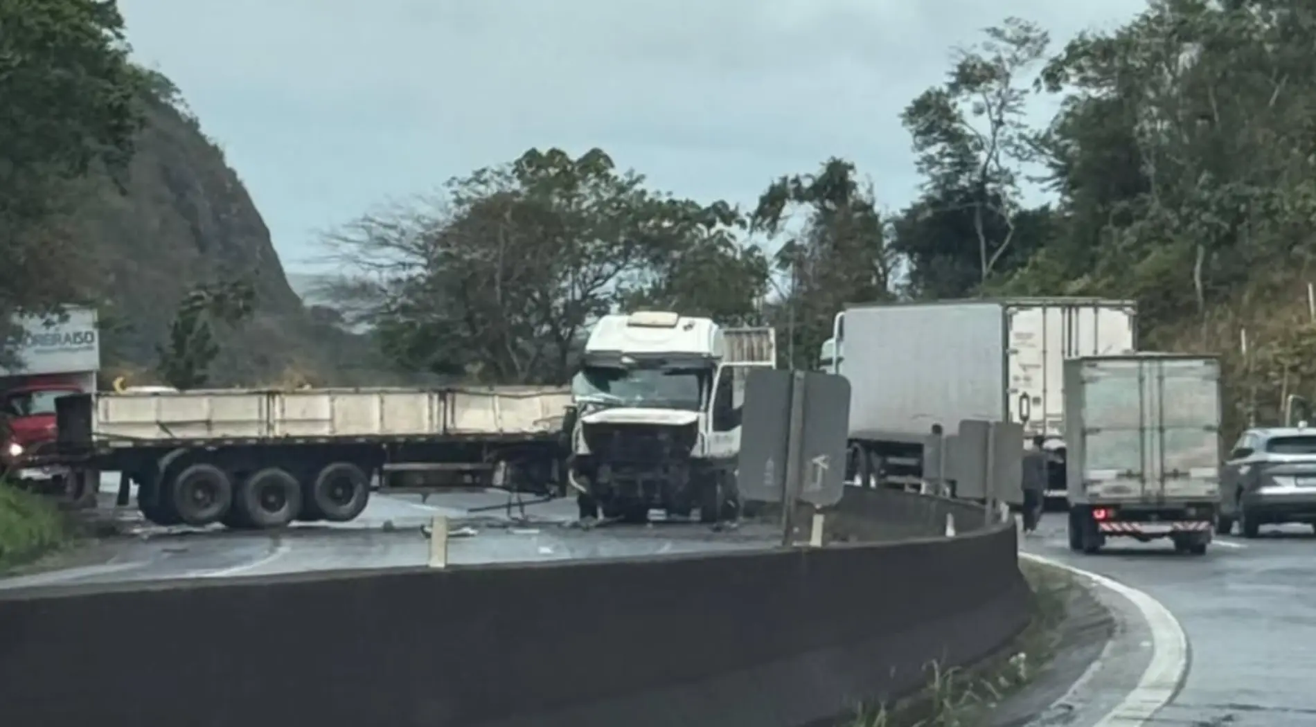 carreta acidente br-040