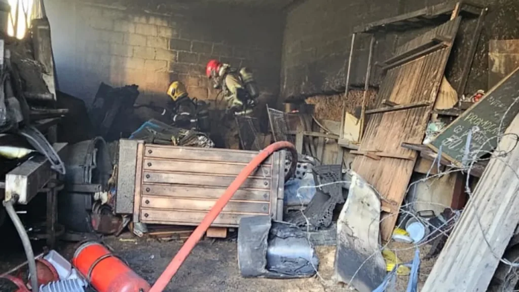 Incêndio atinge oficina mecânica no Bairro Vila Ozanan, em Juiz de Fora 6 incendio mecanica vila ozanan