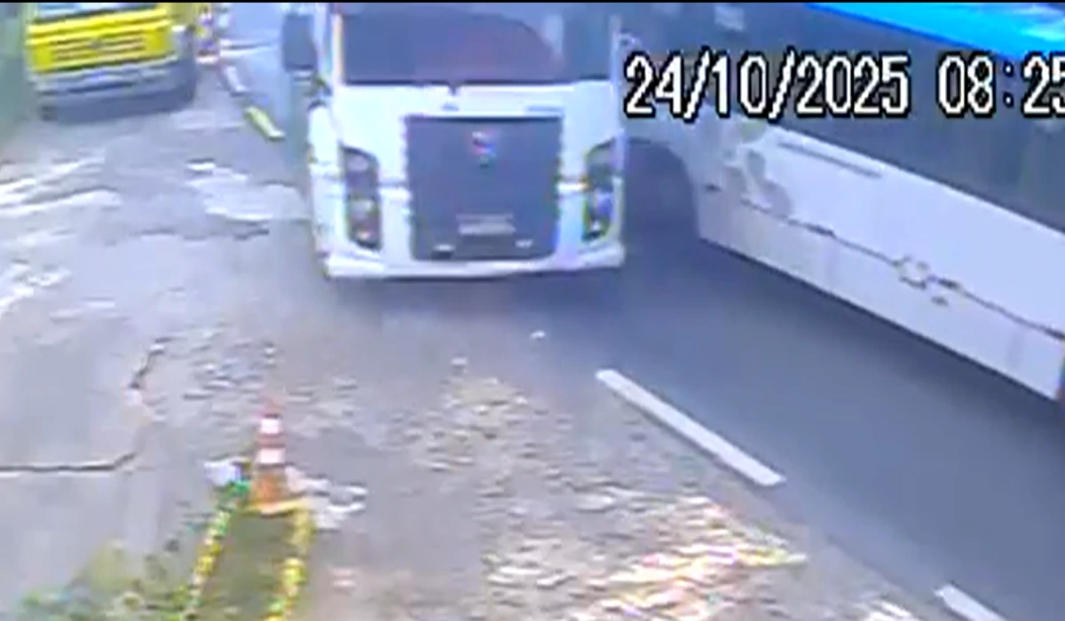 Momento da batida entre ônibus e carreta na União-Indústria, em Juiz de Fora