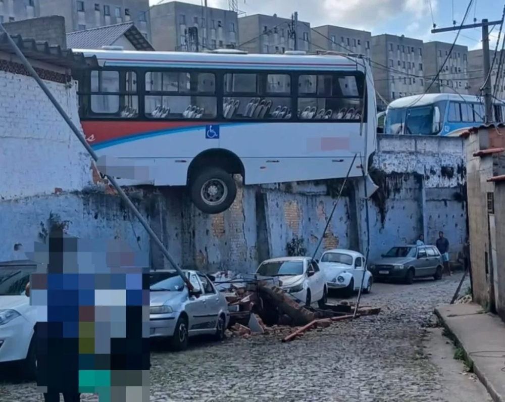 Ônibus atinge muro em Barbacena