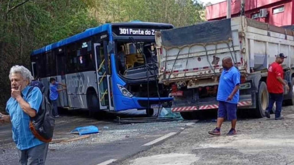 onibus colide com caminhão e deixa feridos em acidente
