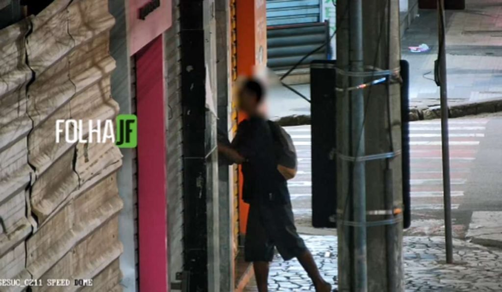 Videomonitoramento da Guarda Municipal flagra arrombamento no Centro de Juiz de Fora 4 Sistema de videomonitoramento da Guarda Municipal flagrou arrombamento no Centro de Juiz de Fora