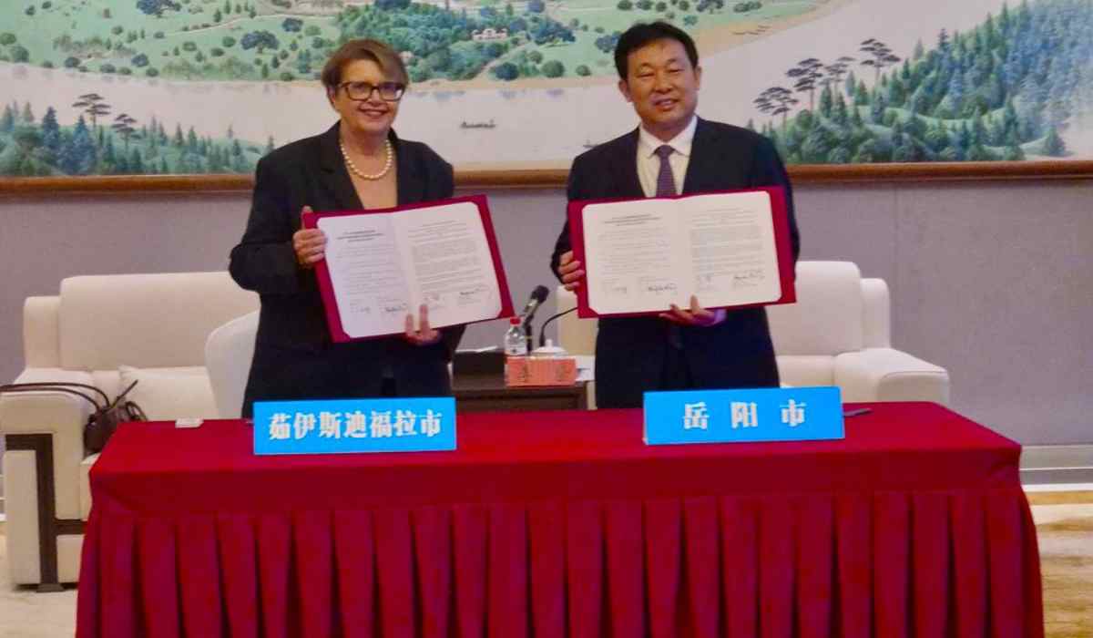 Margarida Salomão e o prefeito de Yueyang Li Zhi assinam acordo de cidade-irmã
